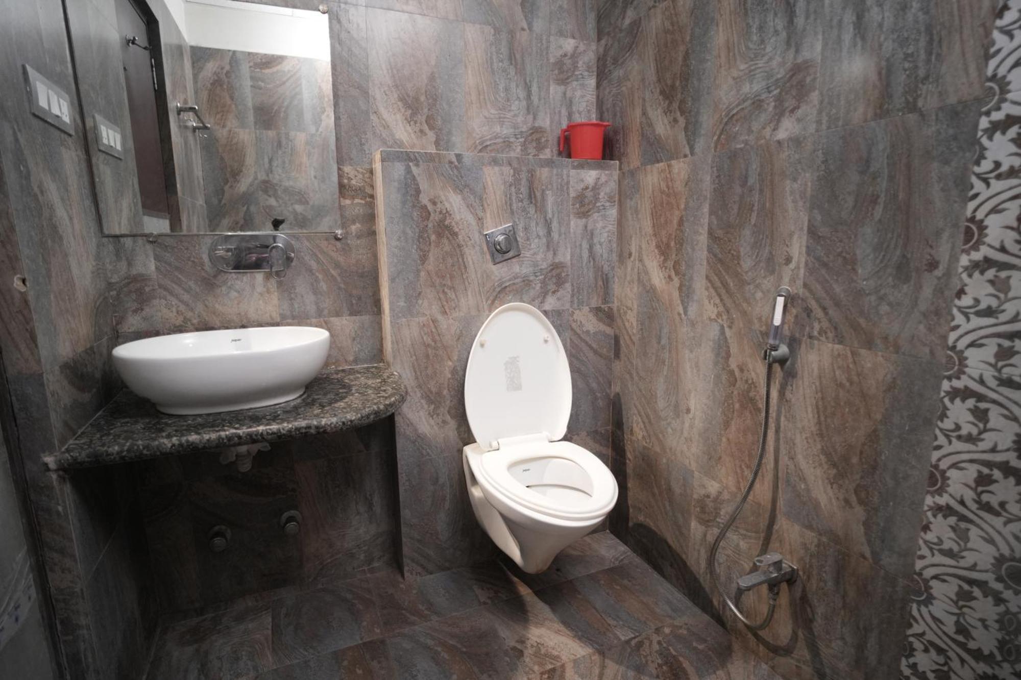 Hotel Rajkamal Near Varanasi Railway Station المظهر الخارجي الصورة
